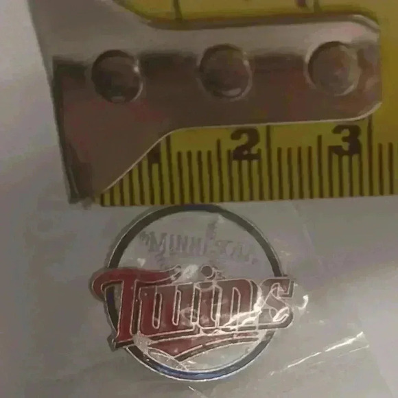 Minnesota Twins  Lapel Pin Major League Baseball MLB - Picture 3 of 3